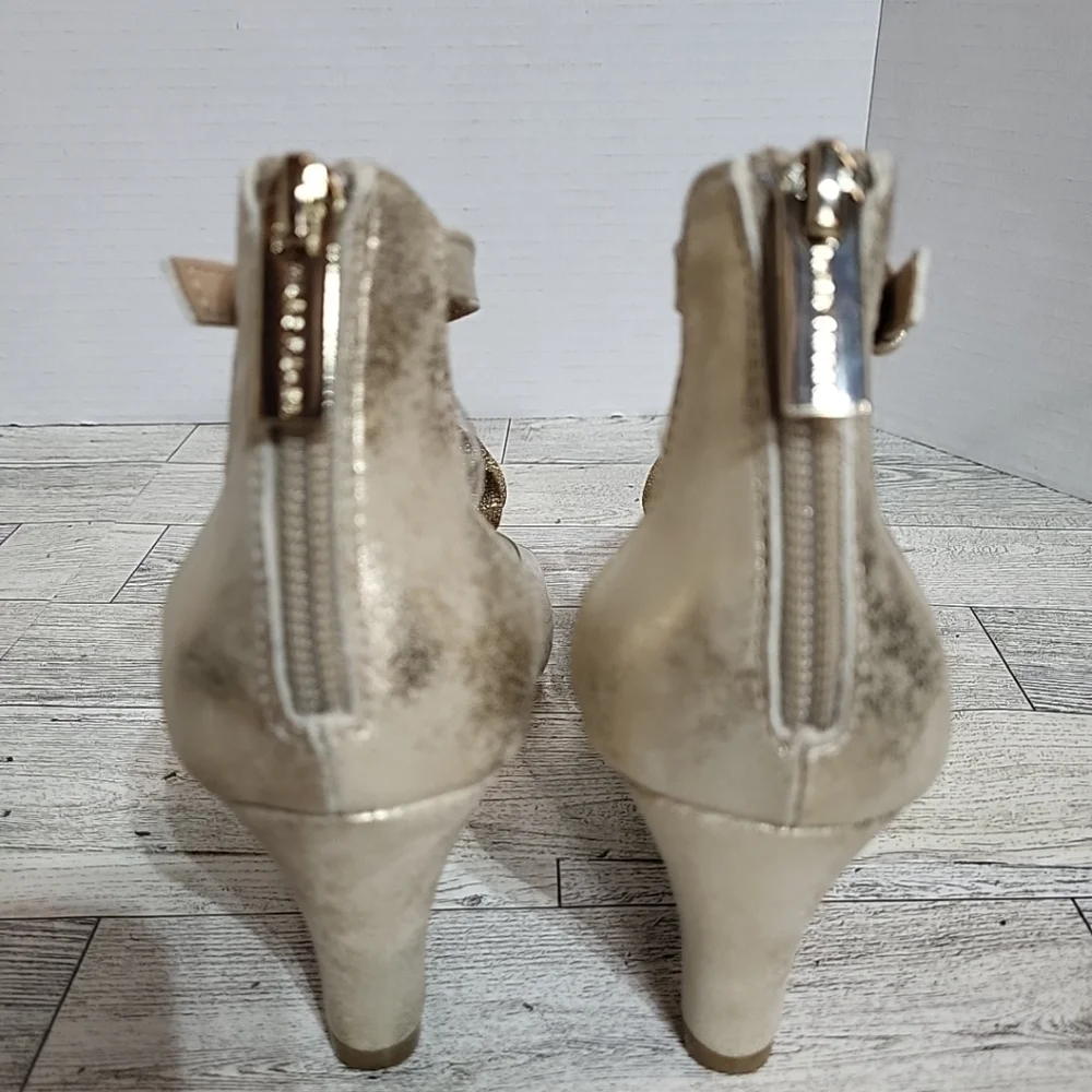 Marc‎ Fisher Kids Size 2 Antique Gold Heel Gold Sparkle Pom Pom Zip Back NWO